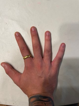 Anillo moderno bañado en oro de 18K.