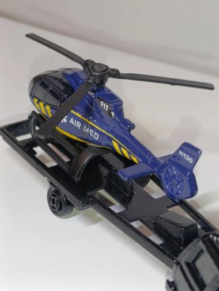 CONJUNTO MAJORETTE 1/64 JEEP CHEROKEE + HELICÓPTE