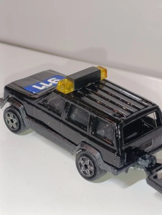 CONJUNTO MAJORETTE 1/64 JEEP CHEROKEE + HELICÓPTE