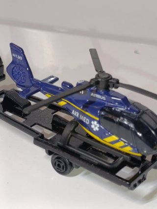 CONJUNTO MAJORETTE 1/64 JEEP CHEROKEE + HELICÓPTE