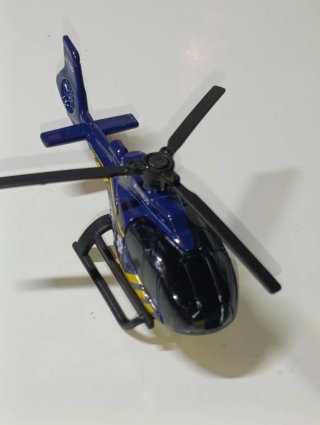 CONJUNTO MAJORETTE 1/64 JEEP CHEROKEE + HELICÓPTE