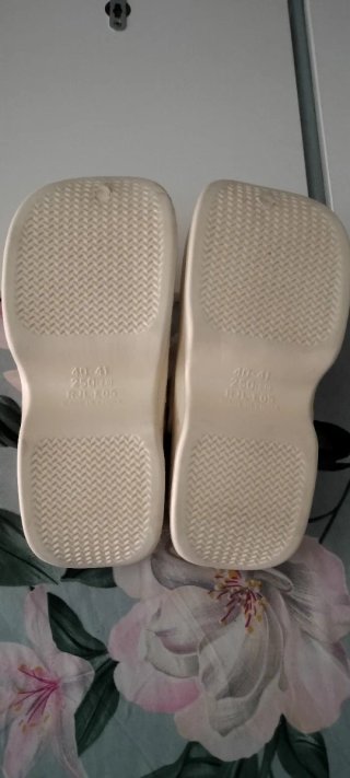 Zuecos tipo Crocs beige talla 39.5