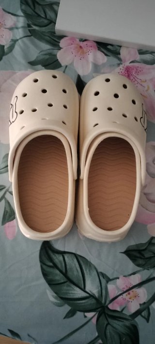 Zuecos tipo Crocs beige talla 39.5