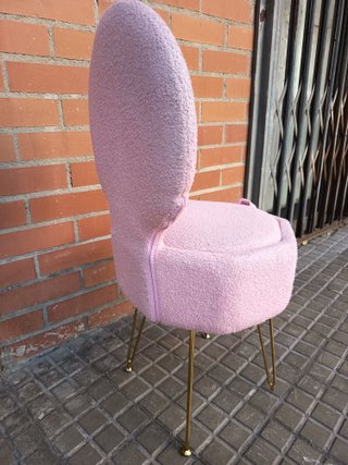 Silla tocador rosa con patas doradas