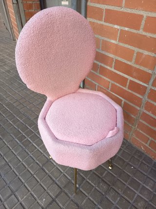 Silla tocador rosa con patas doradas