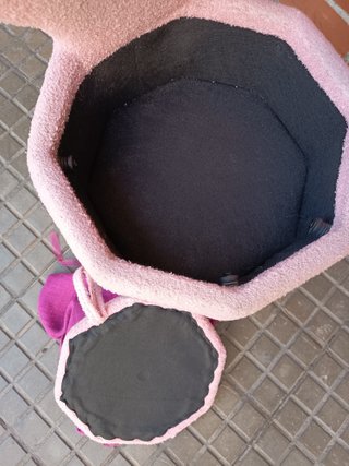 Silla tocador rosa con patas doradas