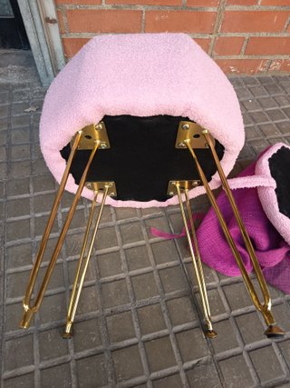 Silla tocador rosa con patas doradas