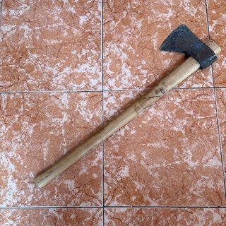 Hacha antigua de madera robusta grande pesada