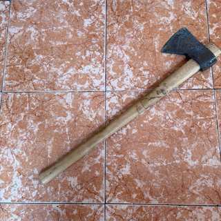 Hacha antigua de madera robusta grande pesada