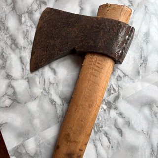 Hacha antigua de madera robusta grande pesada