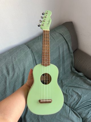 Ukelele Fender color verde menta con funda