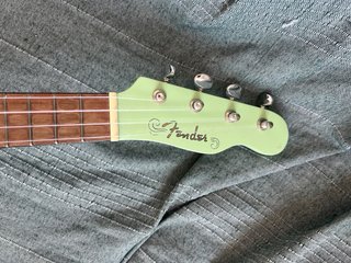 Ukelele Fender color verde menta con funda