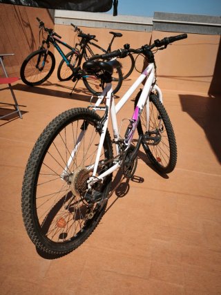 Bicicleta de montaña blanca (Precio NO Negociable)