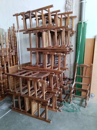 Sillas de madera con asiento de tela