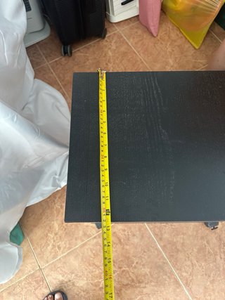 Mesita de noche negra con ruedas
