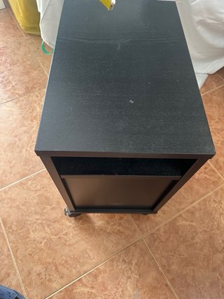 Mesita de noche negra con ruedas