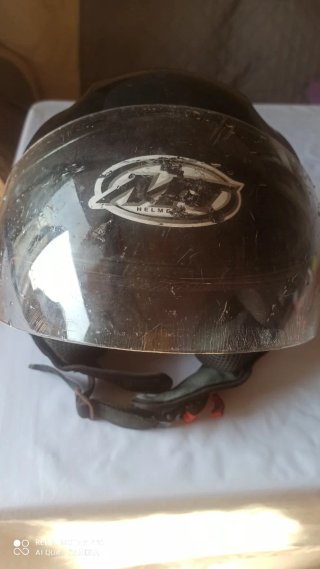Casco de moto negro con visera