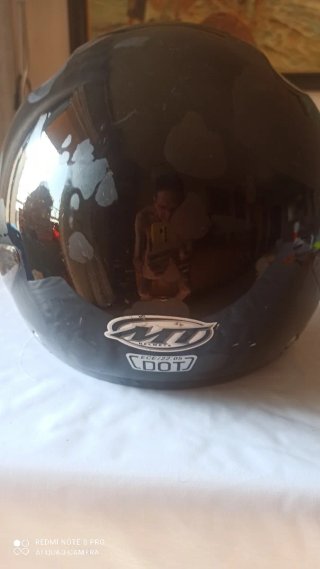Casco de moto negro con visera