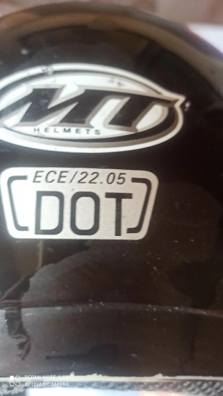 Casco de moto negro con visera