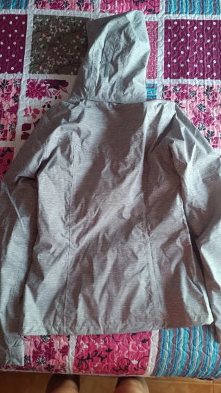 Cazadora técnica impermeable gris