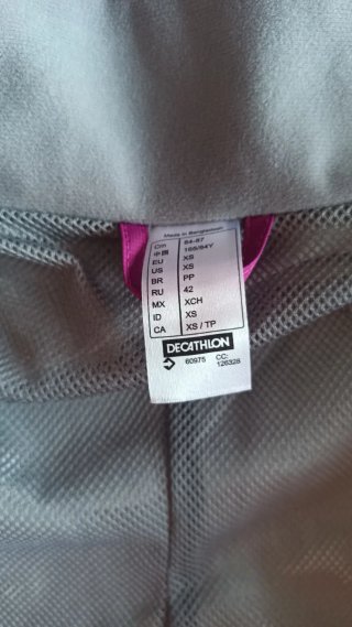 Cazadora técnica impermeable gris