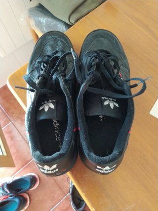 Zapatillas Adidas Negras con Detalles Rojos