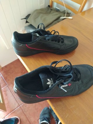 Zapatillas Adidas Negras con Detalles Rojos