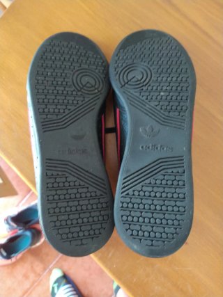 Zapatillas Adidas Negras con Detalles Rojos