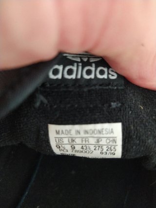 Zapatillas Adidas Negras con Detalles Rojos