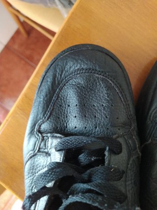 Zapatillas Adidas Negras con Detalles Rojos