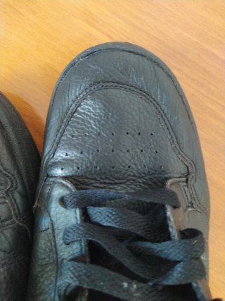Zapatillas Adidas Negras con Detalles Rojos