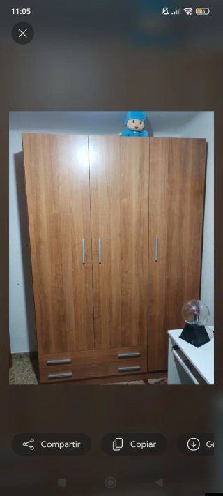 Armario de madera marrón