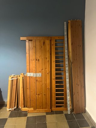 Cama de madera y metal sin somier.