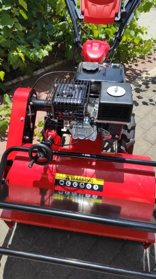 Desbrozadora de martillos roja