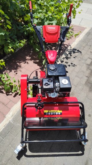 Desbrozadora de martillos roja