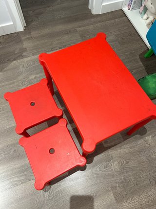 Mesa y 2 sillas infantiles rojas