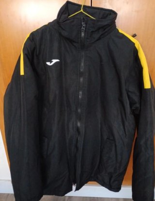 Chaqueta anorak Joma negra y amarilla