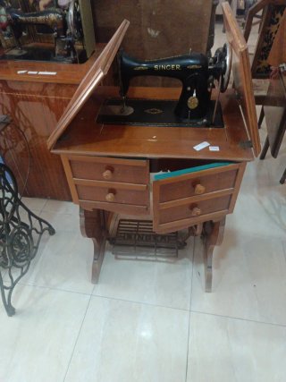Máquina de coser Singer plegable en mesa