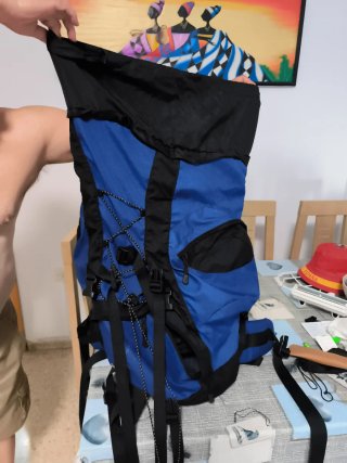 Mochila de viaje y senderismo azul y negra