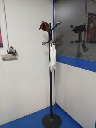 Perchero de pie marrón y negro