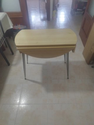Mesa redonda plegable.