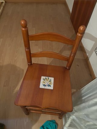 Dos sillas rústicas de madera
