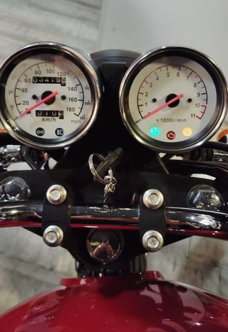 Mash 500 - Moto Naked Roja y Plata