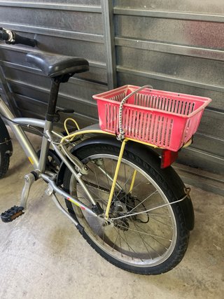 Bicicleta infantil plateada con cesta