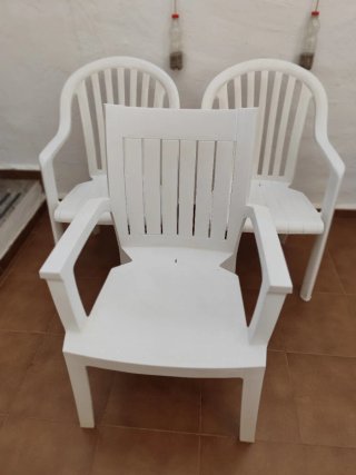 Sillas de plástico blancas (3 unidades)