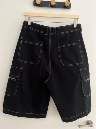Bermudas cargo negras con pespuntes