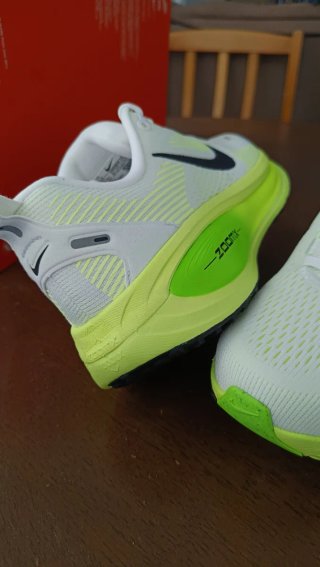 Nike Vomero 18 Verde y Blanco
