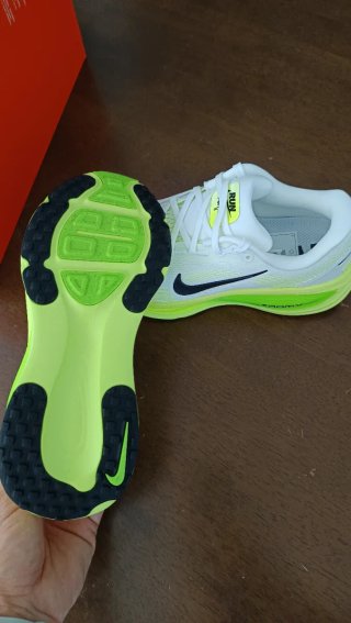 Nike Vomero 18 Verde y Blanco