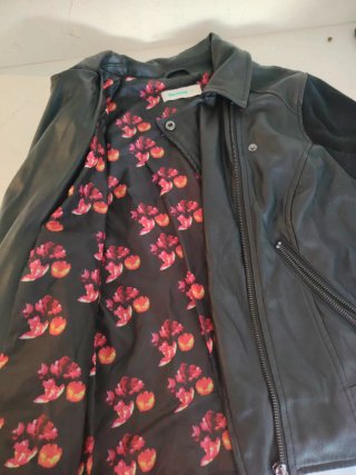 Cazadora Desigual flores rojas negra