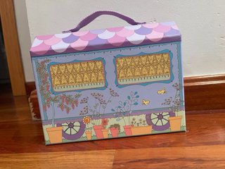 Casita Tinyly con figura y perrito y mesita.